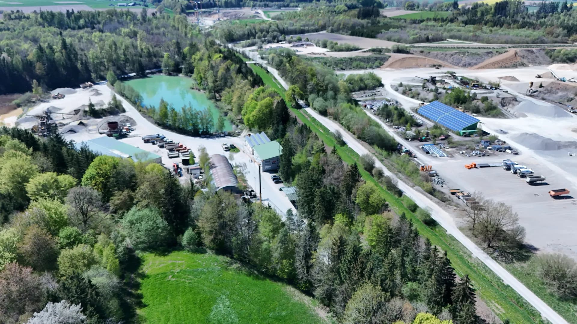 Drohnenaufnahme des Geländes mit angrenzendem Wald