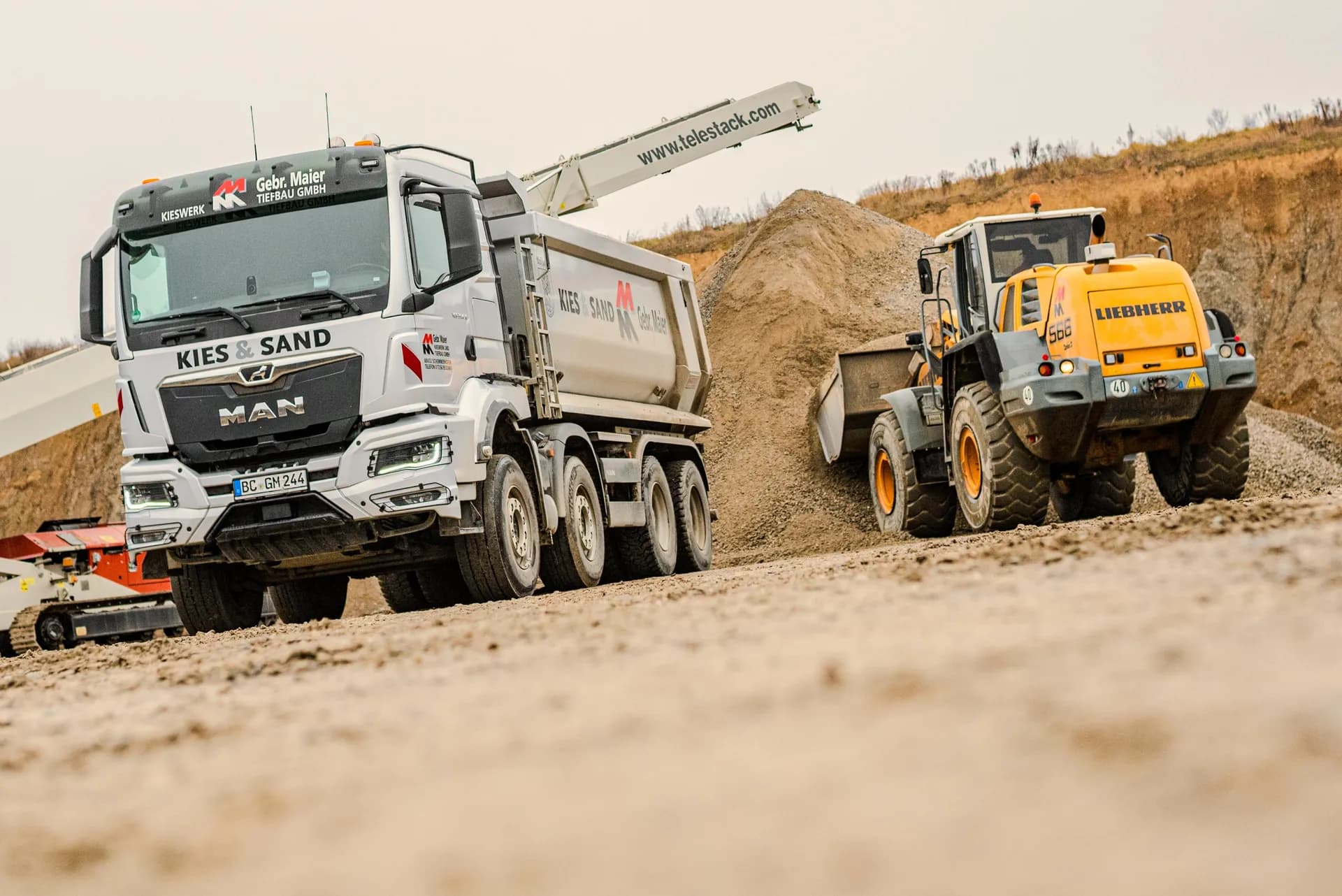 LKW wird mit Schüttgut beladen